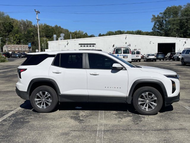 Used 2027 Chevrolet Equinox LT FWD image 2