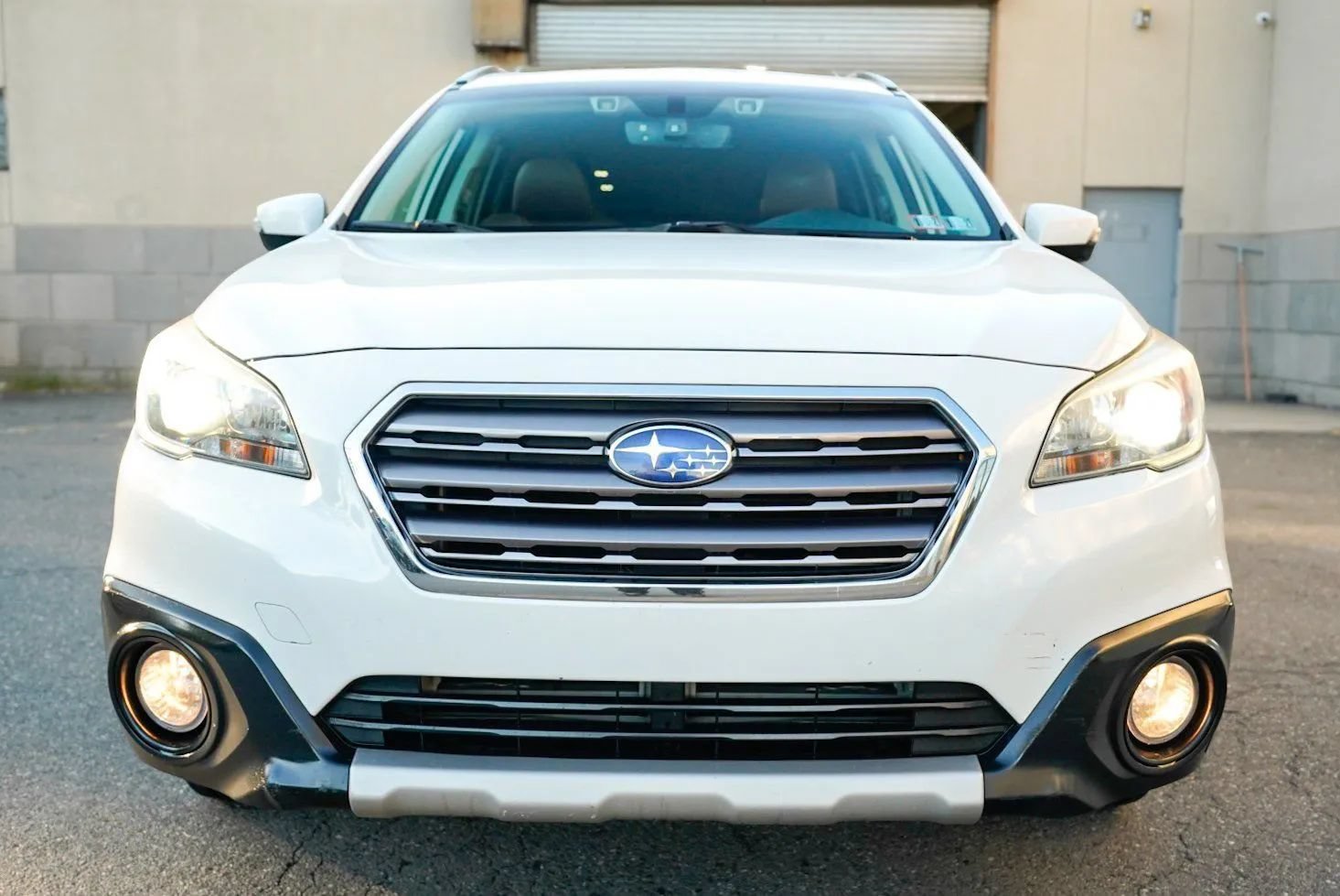 Used 2017 Subaru Outback 2.5i Touring AWD/4WD image 2