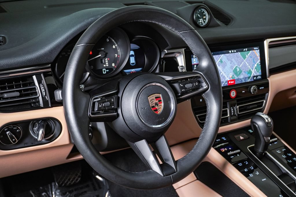 Certified 2025 Porsche Macan AWD/4WD image 17