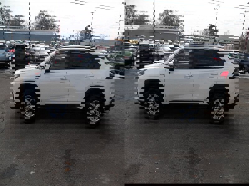 Used 2019 Toyota RAV4 LE w/ Carpet Mat Package AWD/4WD image 6