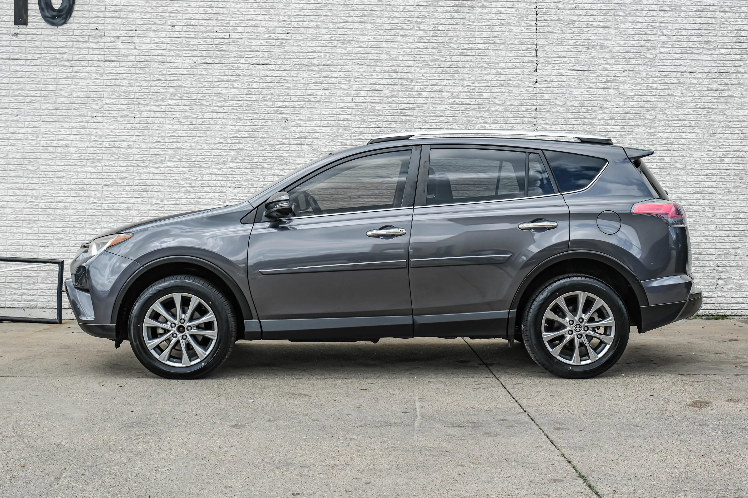 Used 2016 Toyota RAV4 Limited w/ Advanced Technology Package FWD image 11