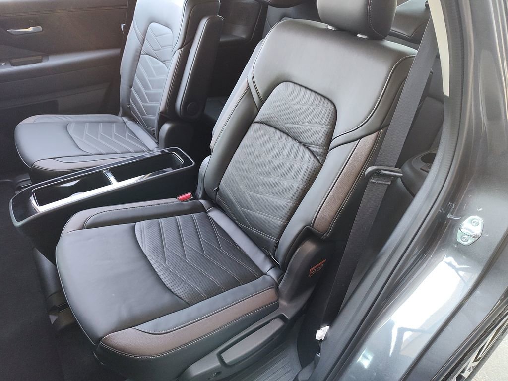 Used 2025 Nissan Pathfinder Platinum image 29