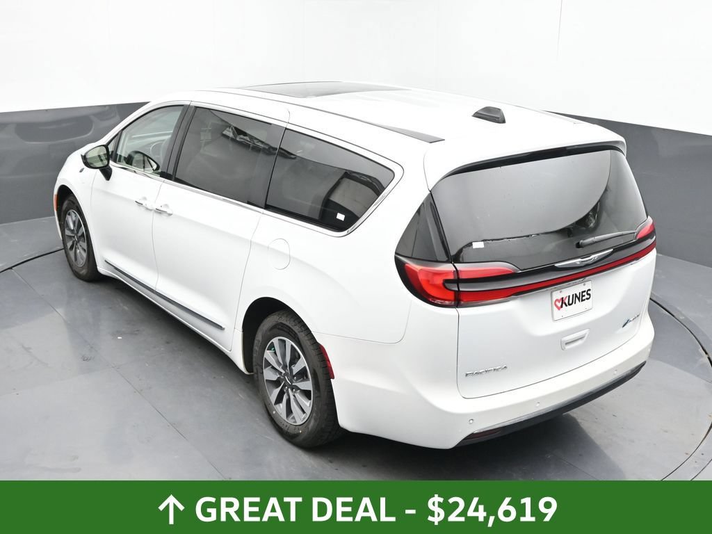 Used 2023 Chrysler Pacifica Limited FWD image 45