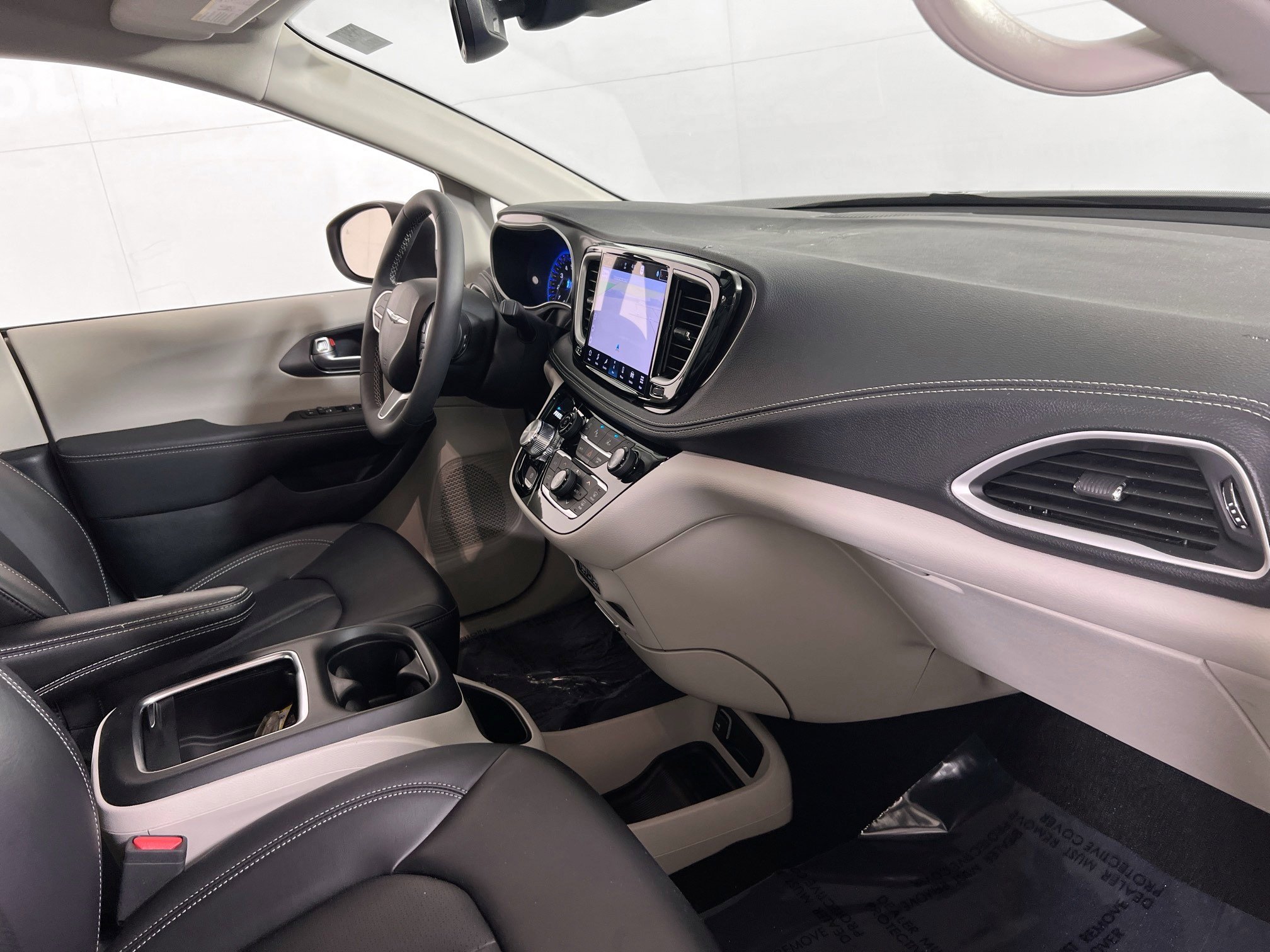 Used 2023 Chrysler Pacifica Touring-L w/ Uconnect Theater Family Group image 31