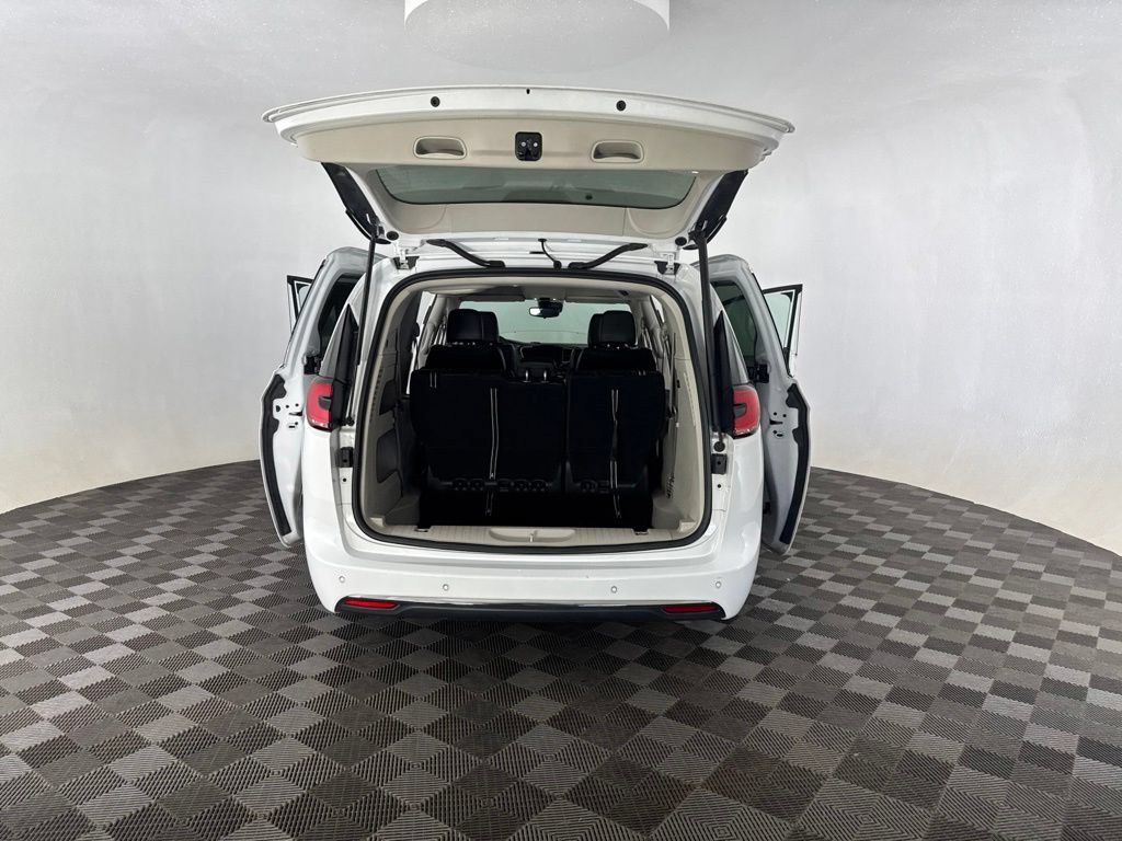 Used 2024 Chrysler Pacifica Touring-L FWD image 17