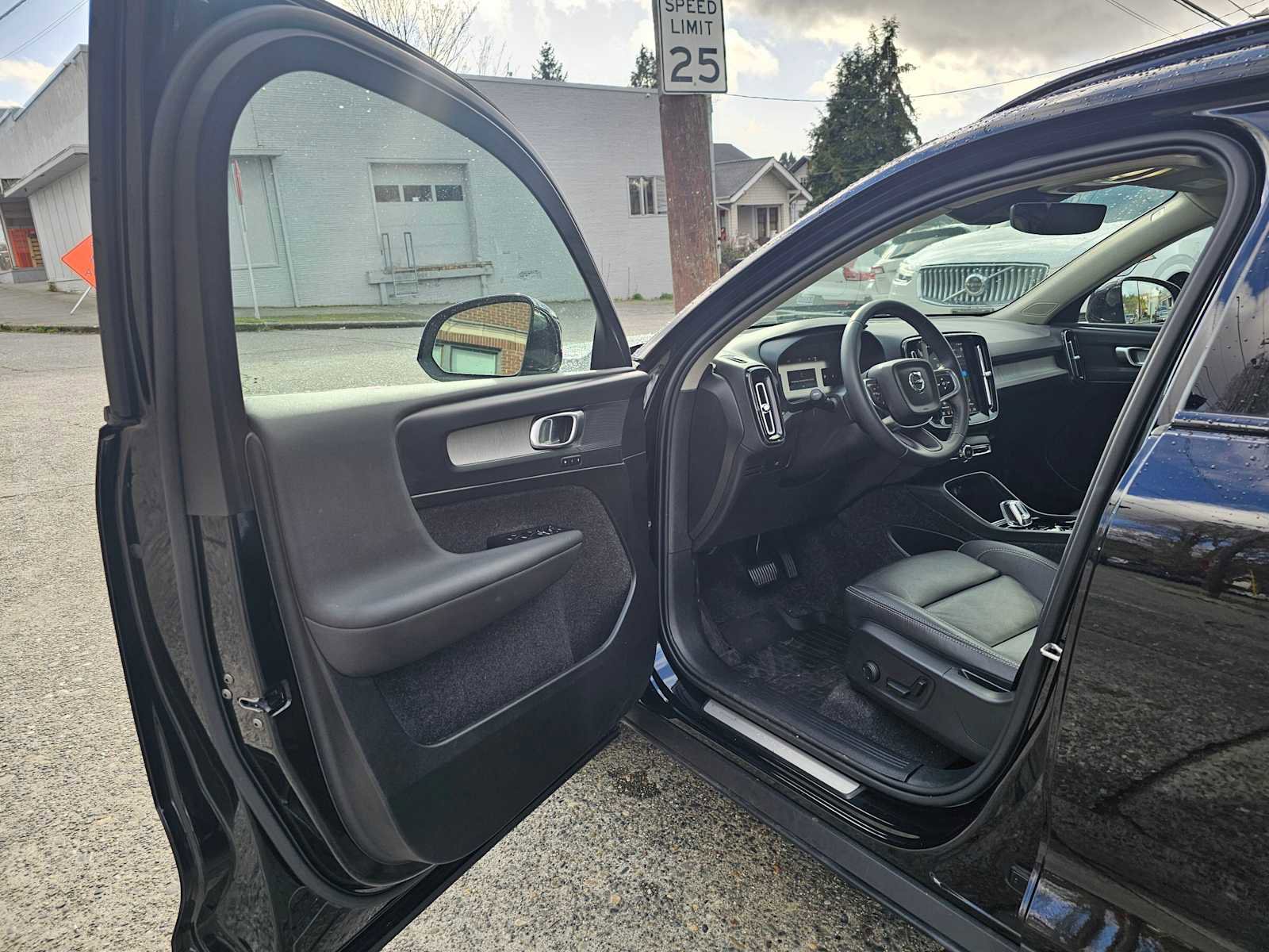 Used 2025 Volvo XC40 B5 Plus w/ Protection Package Premier image 21