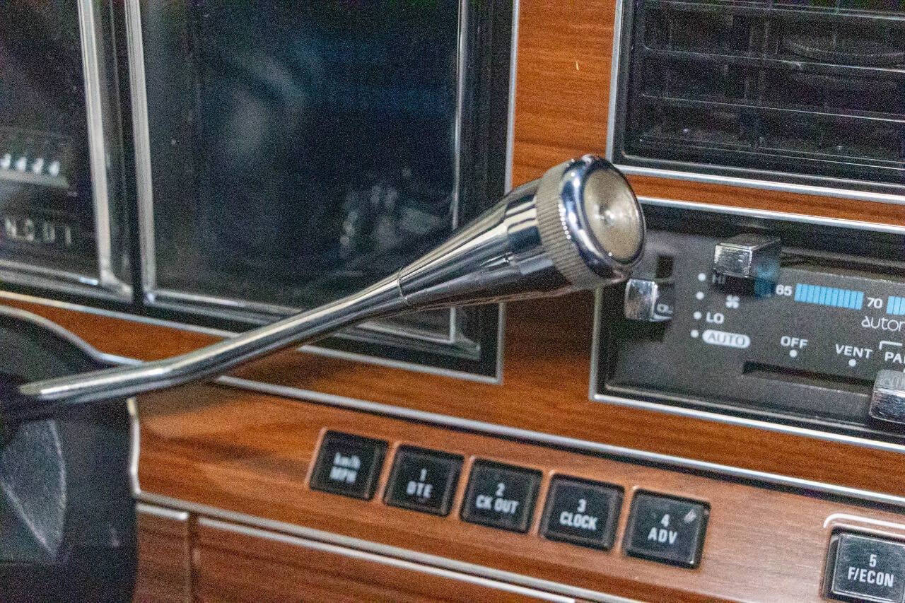 Used 1988 Lincoln Town Car Signature RWD image 14