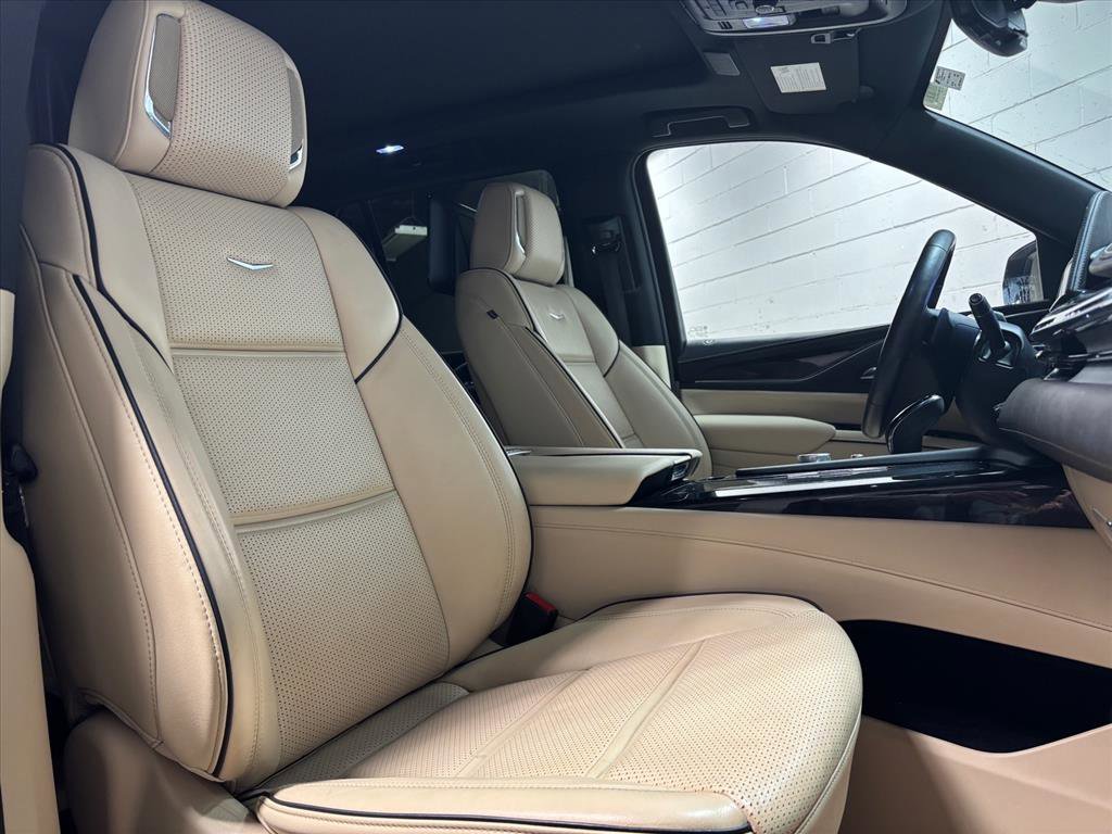 Used 2023 Cadillac Escalade Premium Luxury image 31
