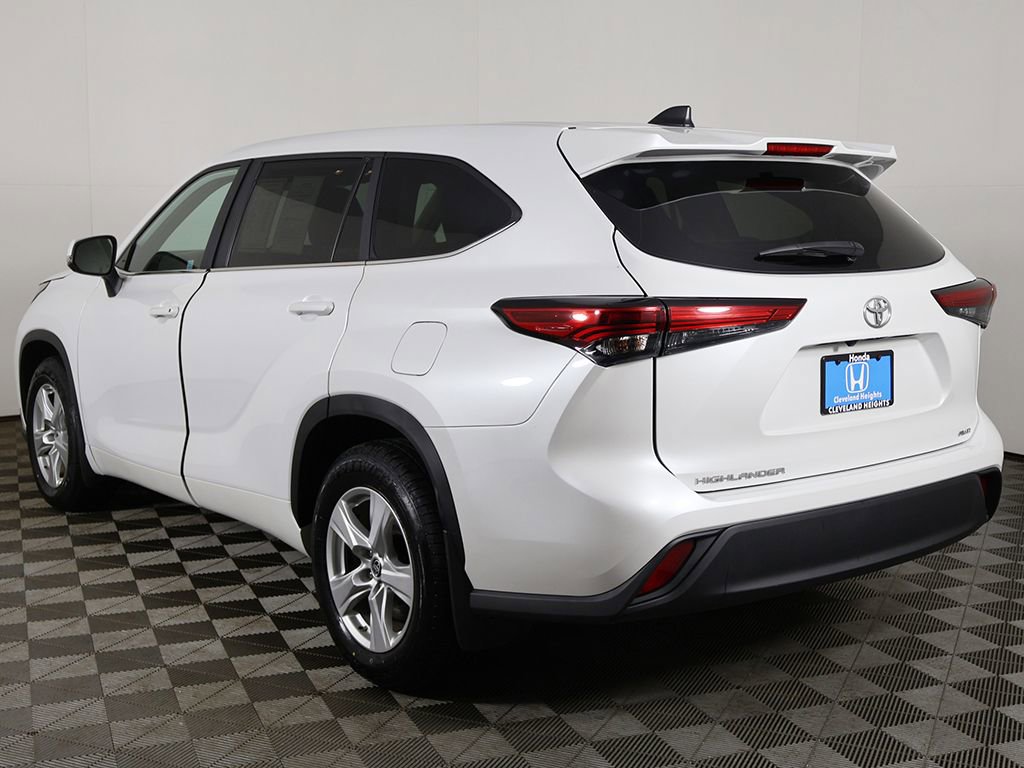 Used 2023 Toyota Highlander L AWD/4WD image 6