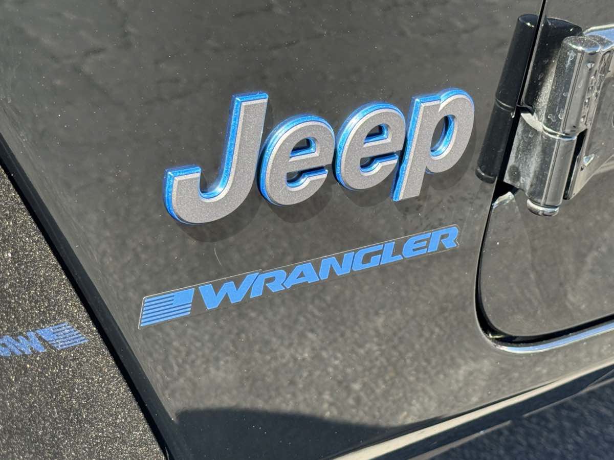 Used 2024 Jeep Wrangler Unlimited w/ Convenience Group AWD/4WD image 4