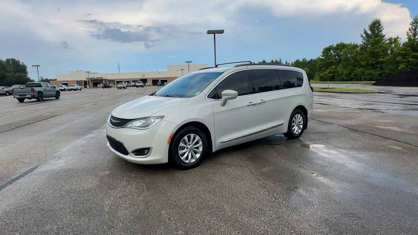 Used 2017 Chrysler Pacifica Touring-L FWD image 4