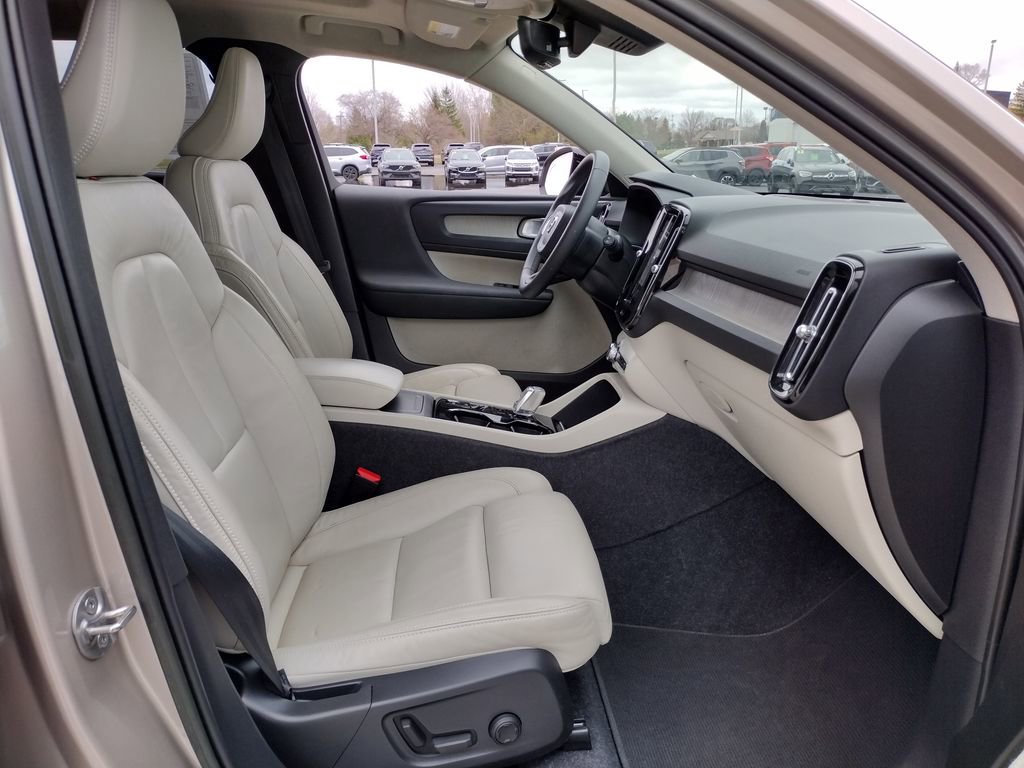 Used 2023 Volvo XC40 B4 Ultimate image 22
