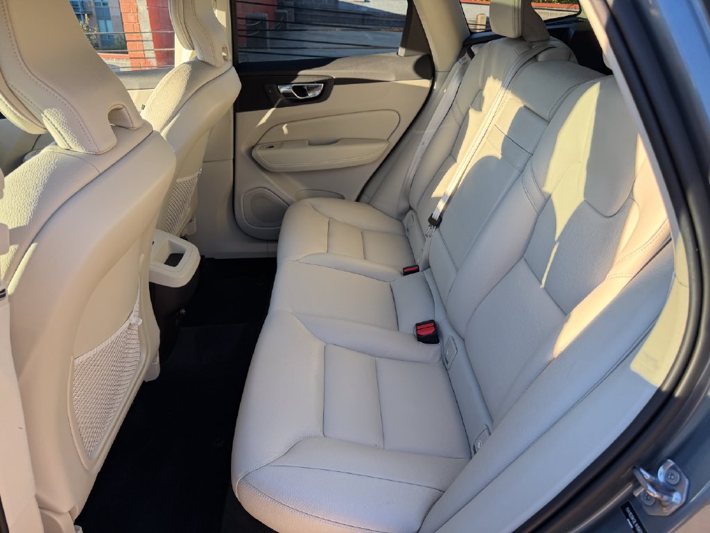 Used 2020 Volvo XC60 T5 Momentum AWD/4WD image 24