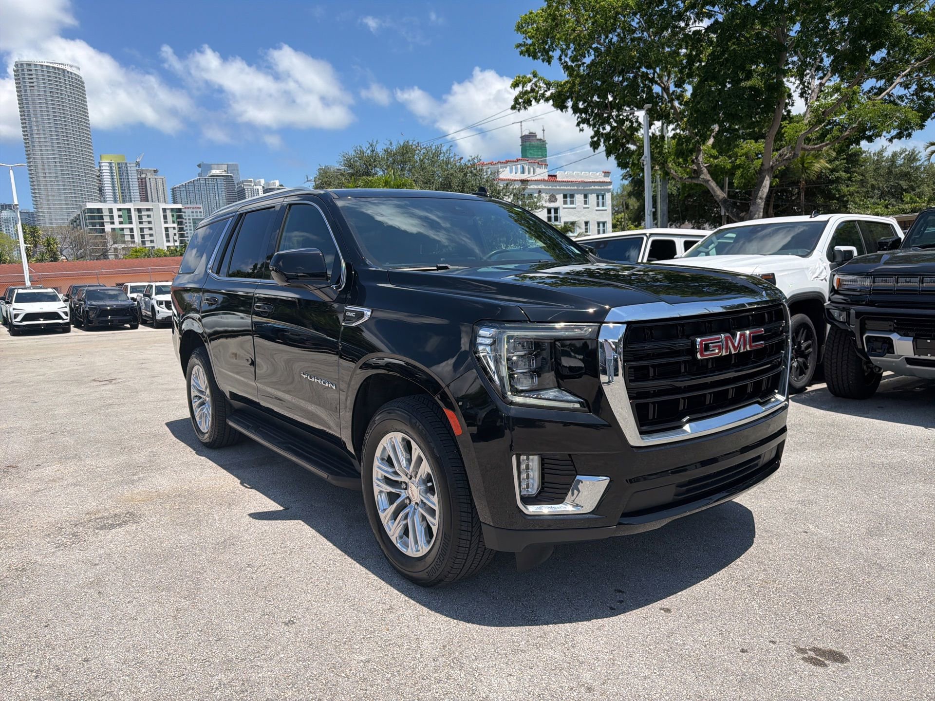 Used 2023 GMC Yukon SLE w/ Gmc Pro Safety Plus Package RWD image 3