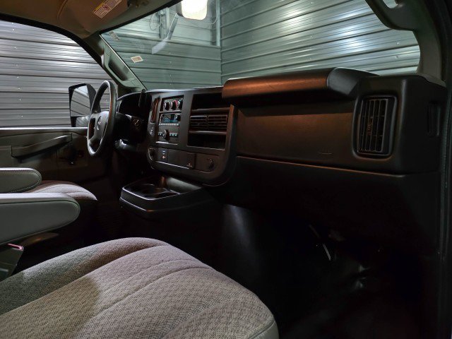 Used 2017 GMC Savana 4500 image 15