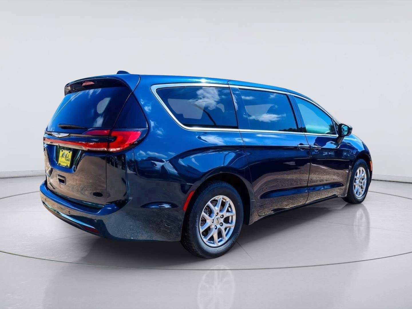 Used 2023 Chrysler Pacifica Touring-L FWD image 8