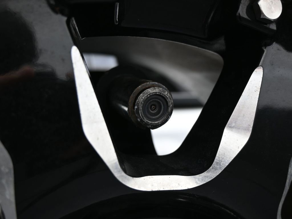 Used 2018 Jeep Wrangler Unlimited Sahara w/ Connectivity Group image 31