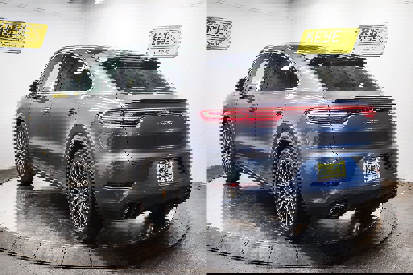 Used 2022 Porsche Cayenne Turbo image 2