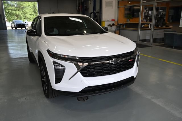 New 2026 Chevrolet Trax RS w/ Sunroof Package FWD image 3