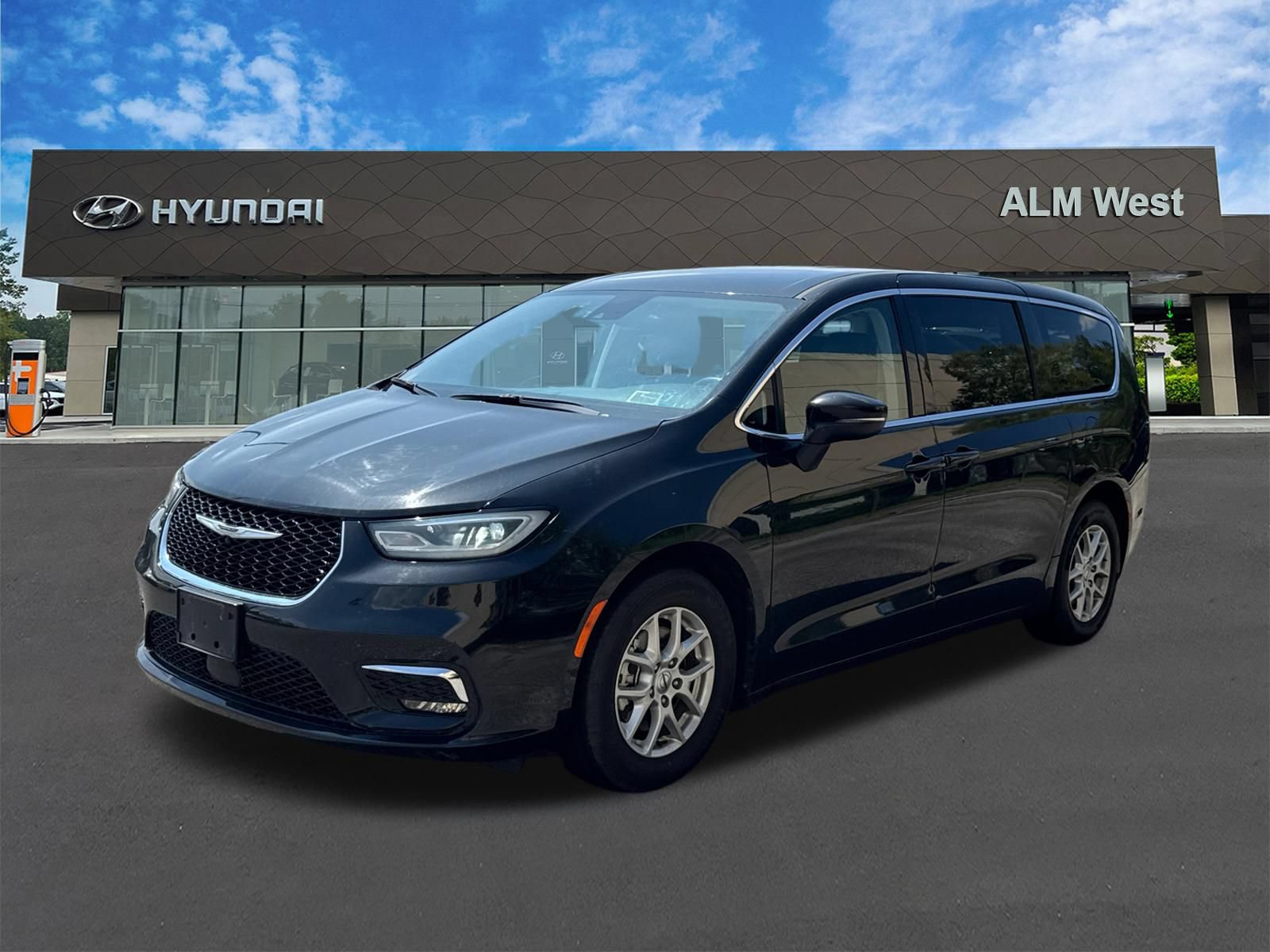 Used 2023 Chrysler Pacifica Touring-L FWD image 1