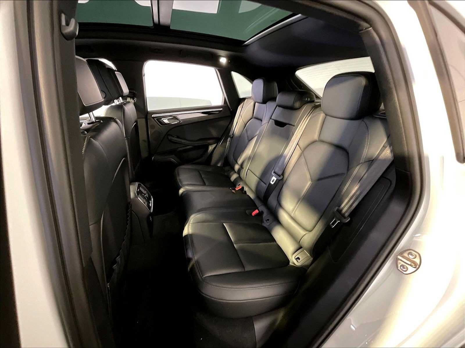 Certified 2023 Porsche Macan AWD/4WD image 24