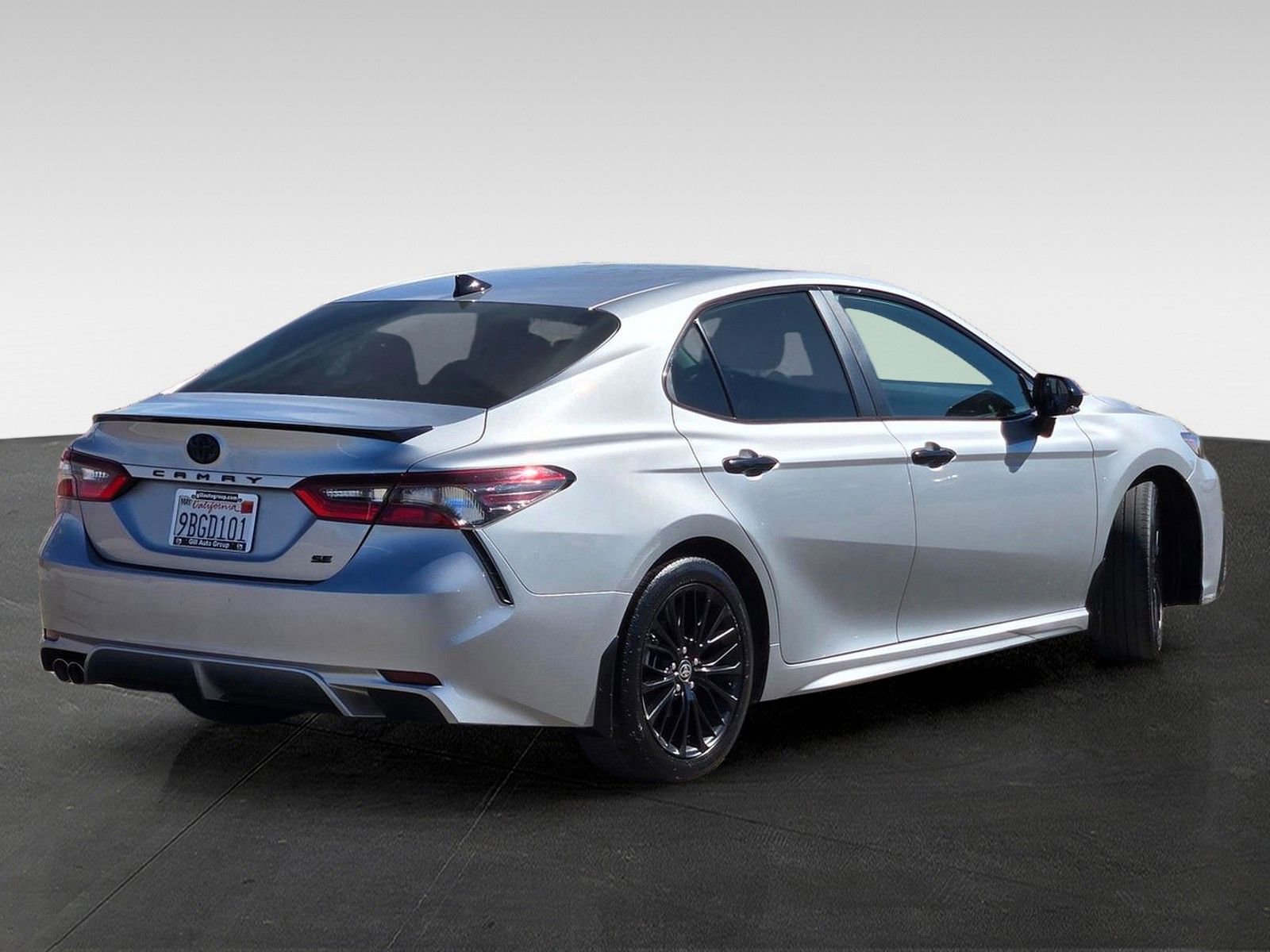 Used 2022 Toyota Camry SE w/ Convenience Package FWD image 4