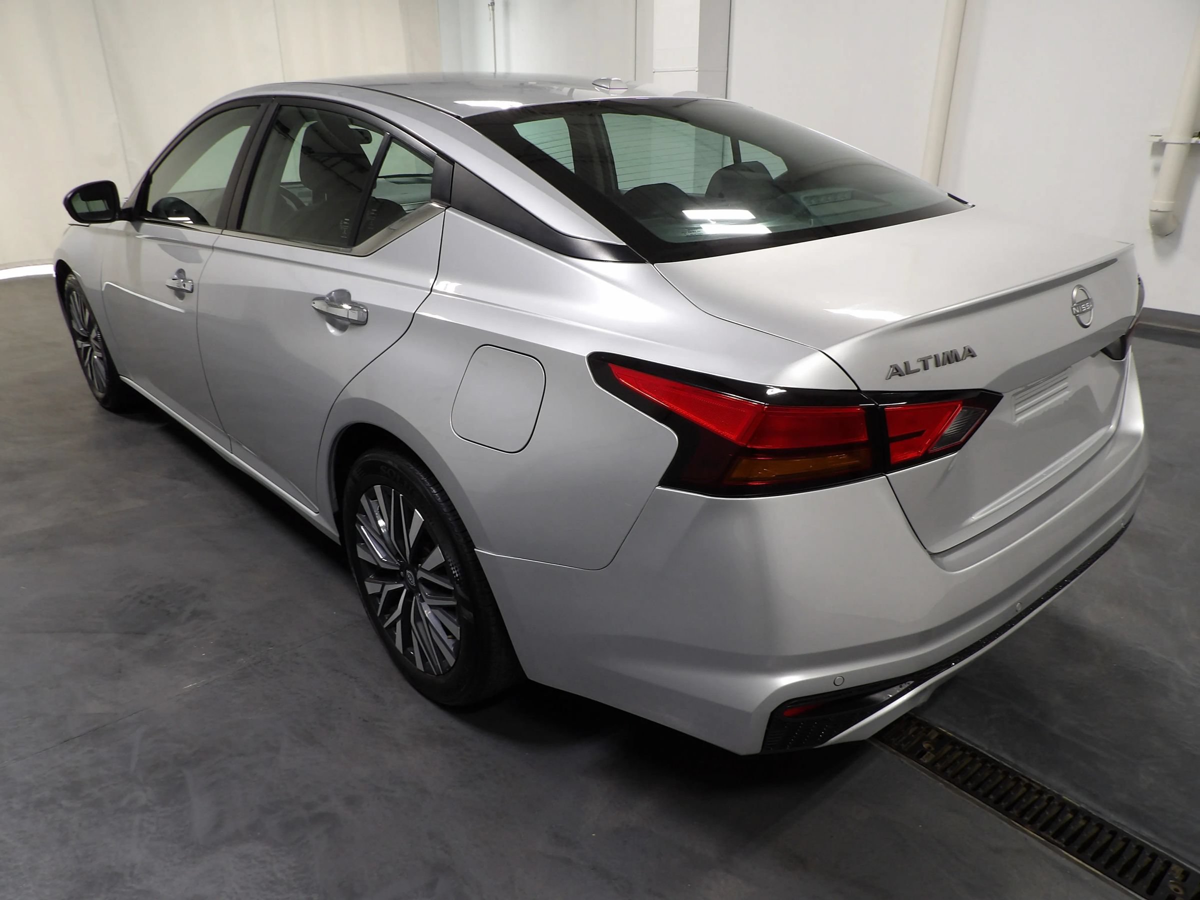 Used 2024 Nissan Altima 2.5 SV FWD image 8