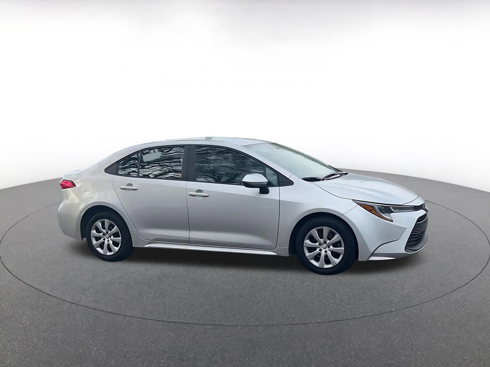 Used 2025 Toyota Corolla LE image 2