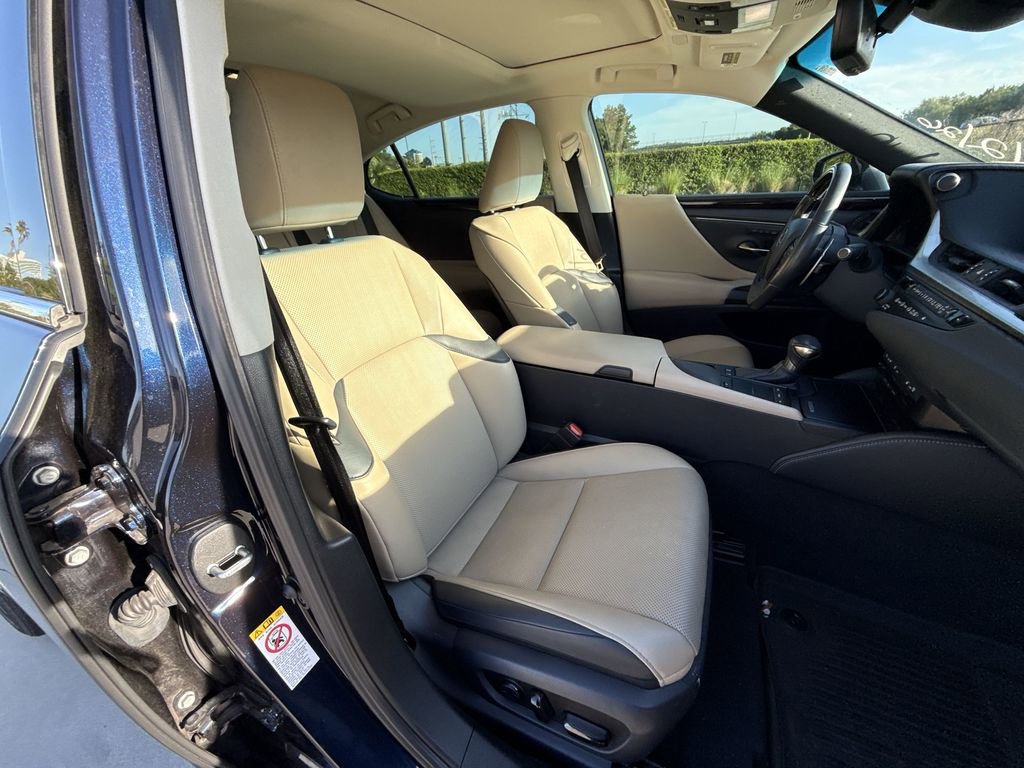 Used 2019 Lexus ES 300h w/ Premium Package FWD image 16