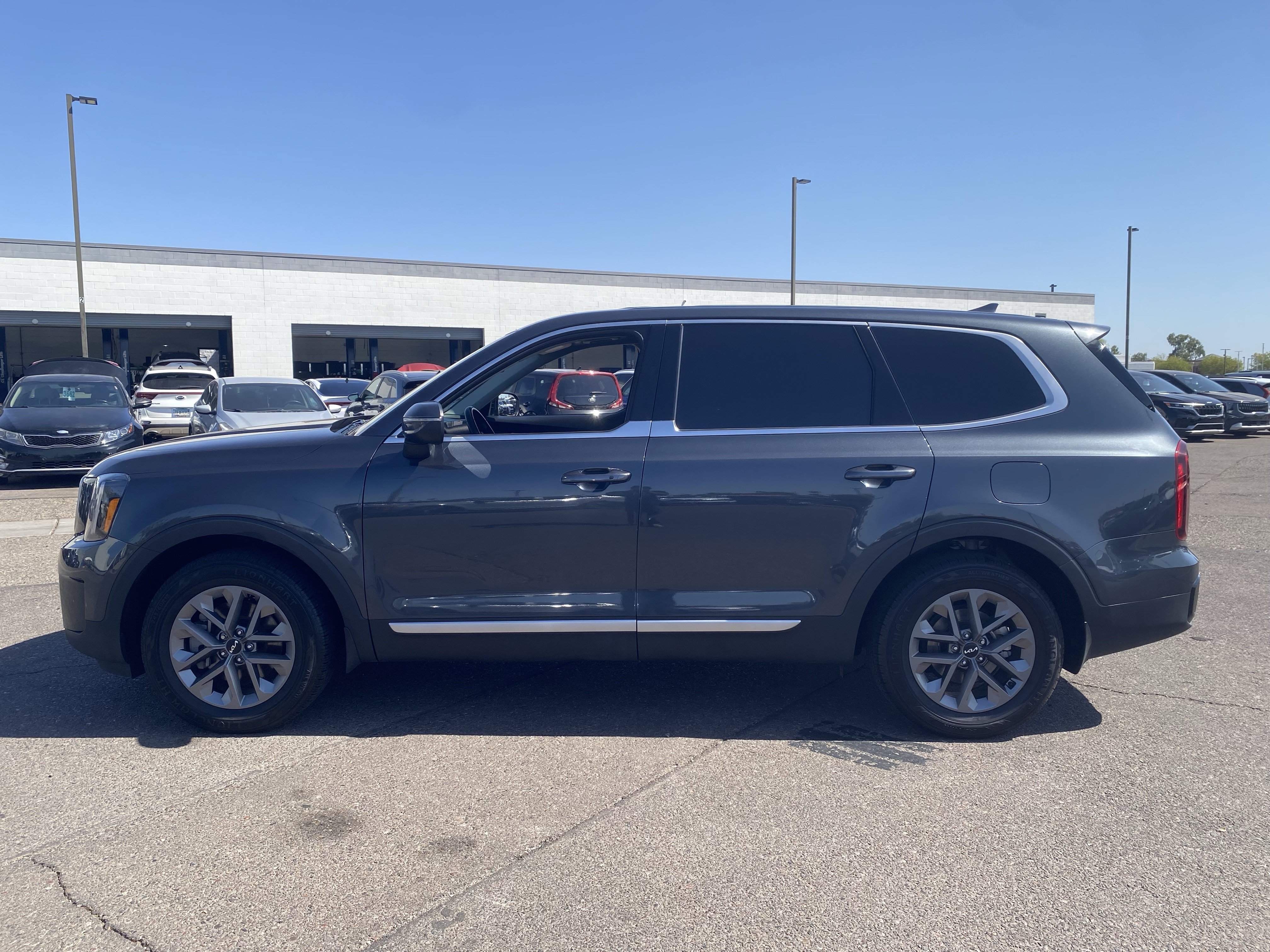 Certified 2024 Kia Telluride LX FWD image 3