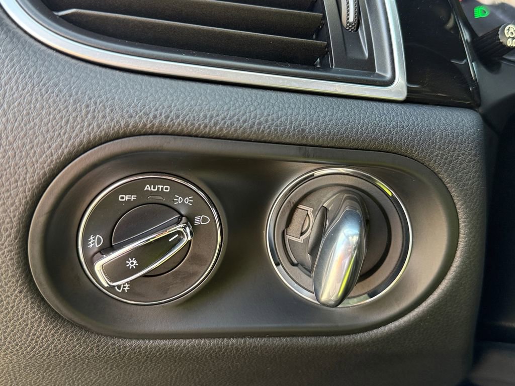 Used 2018 Porsche Macan image 16