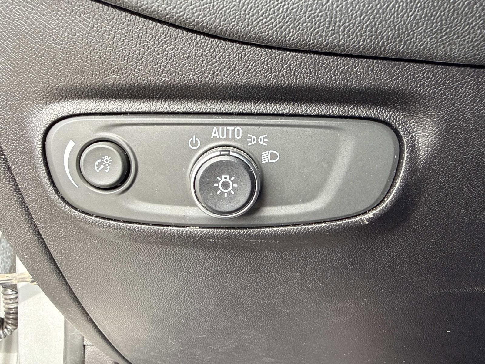 Used 2018 Chevrolet Equinox LS image 29