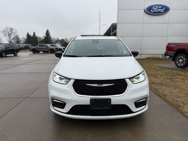 Used 2024 Chrysler Pacifica Limited image 2