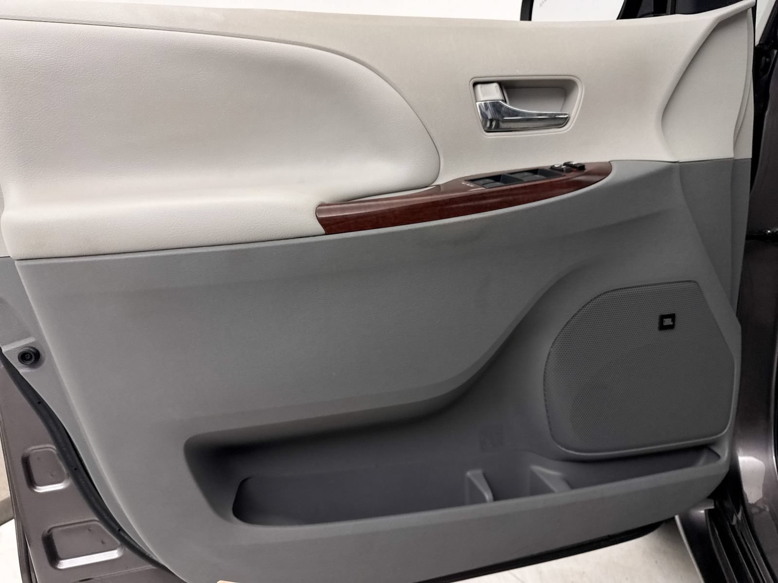 Used 2014 Toyota Sienna XLE w/ XLE Premium Package AWD/4WD image 28
