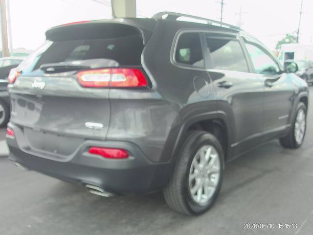 Used 2016 Jeep Cherokee Latitude w/ Cold Weather Group AWD/4WD image 3