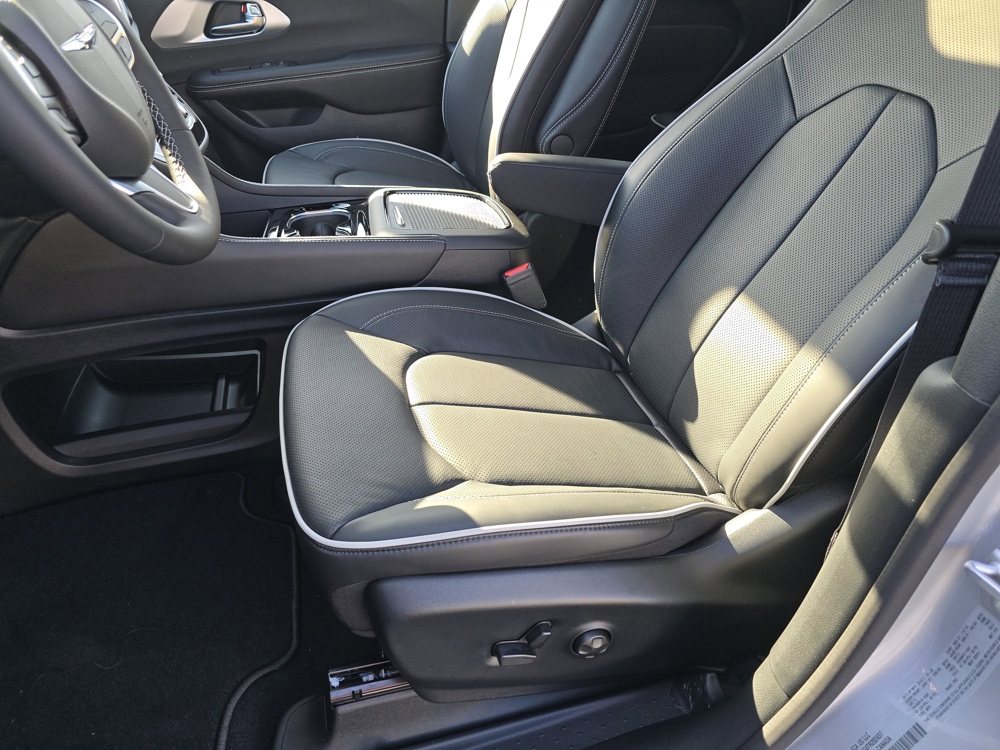 New 2026 Chrysler Pacifica Limited image 23