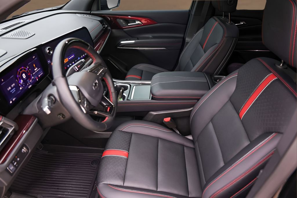 Used 2025 Chevrolet Traverse RS FWD image 9