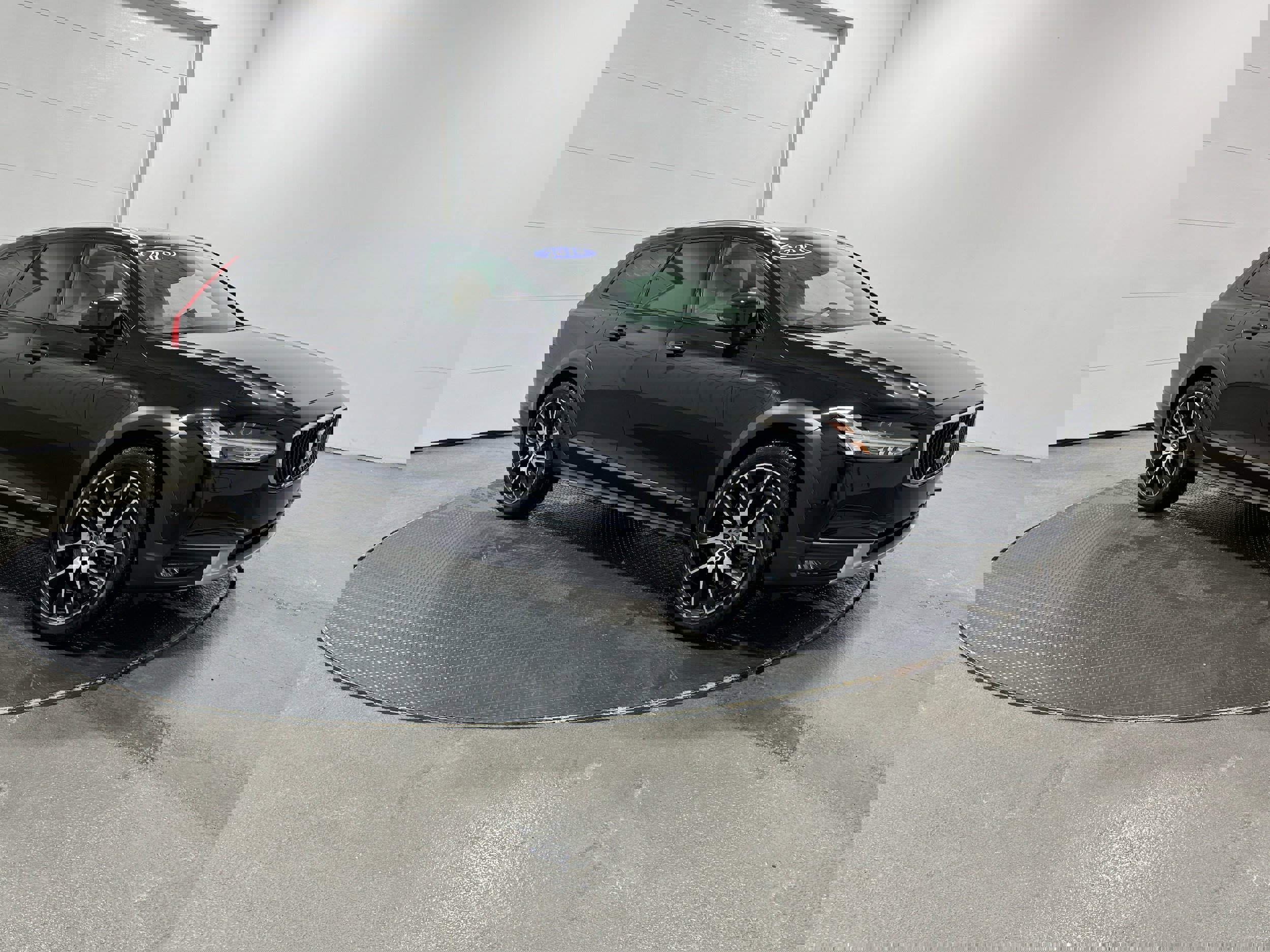 Used 2018 Volvo V90 T6 Cross Country w/ Convenience Package image 2