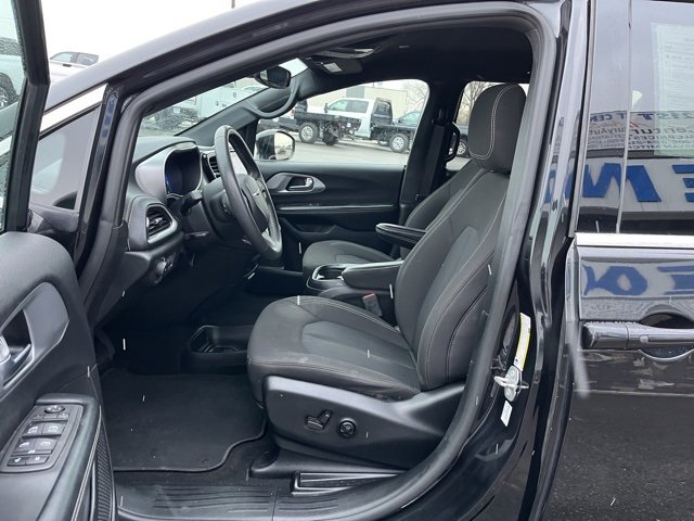 Used 2022 Chrysler Pacifica Touring image 28