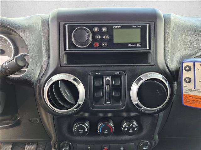 Used 2015 Jeep Wrangler Unlimited Rubicon w/ Connectivity Group AWD/4WD image 12