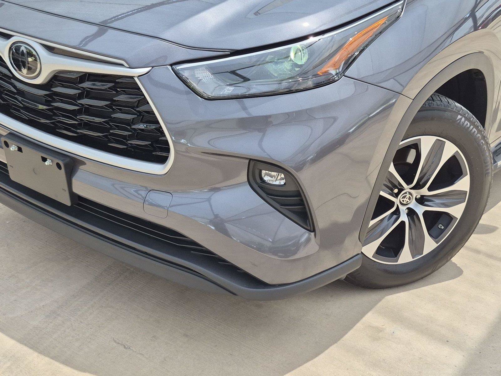 Used 2024 Toyota Highlander XLE FWD image 7