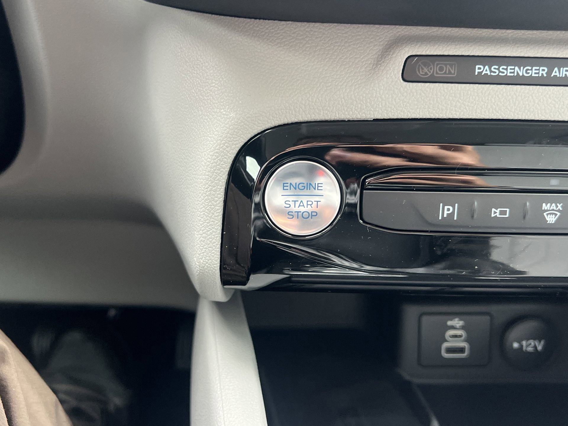 New 2026 Ford Escape SE w/ PHEV Premium Package FWD image 5
