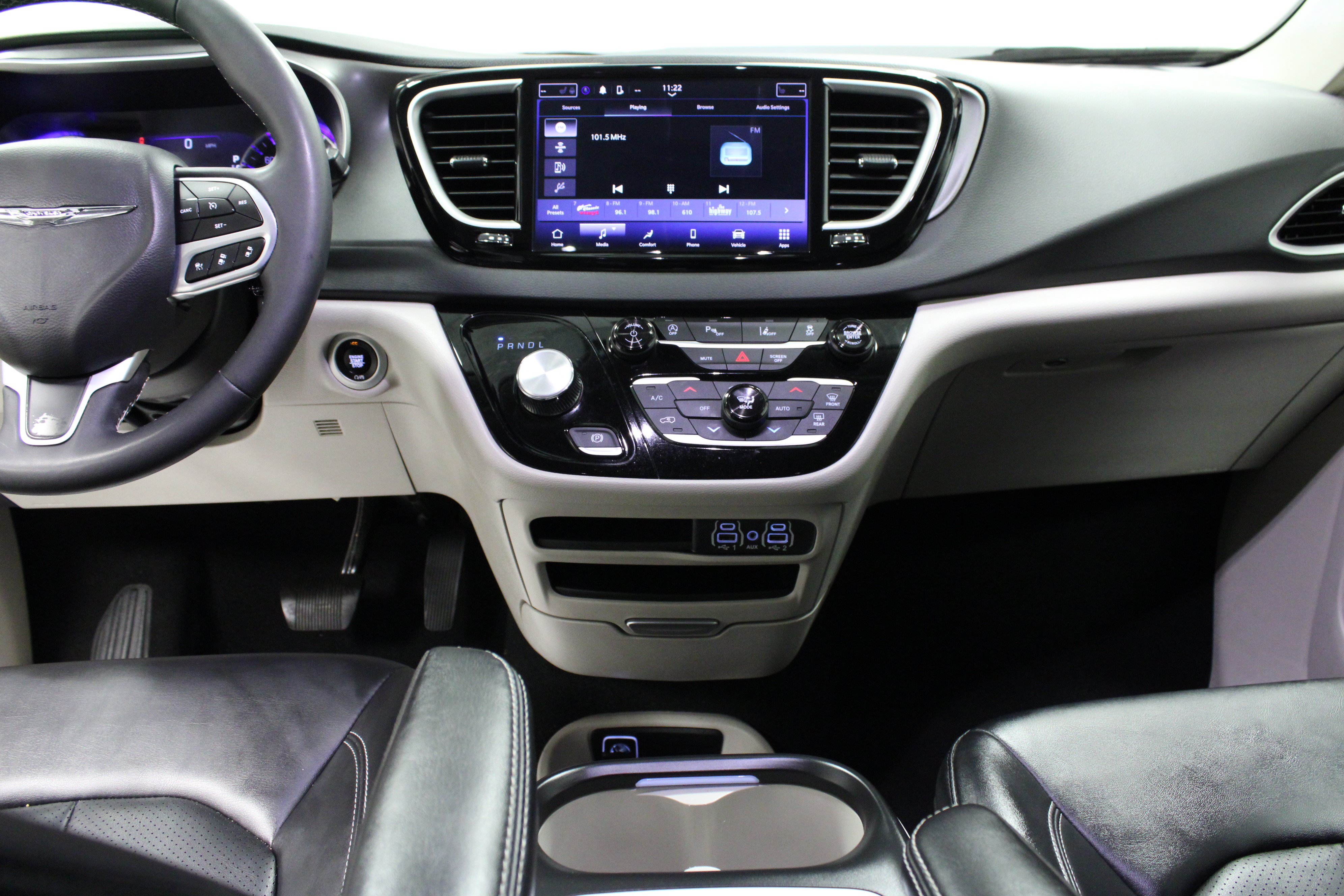 Used 2024 Chrysler Pacifica Touring-L FWD image 19
