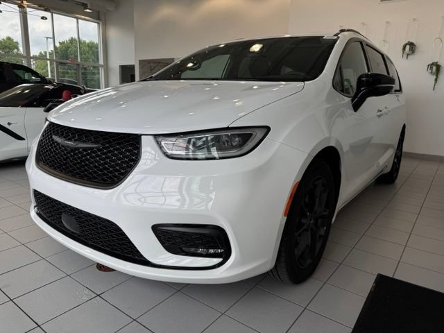 Used 2025 Chrysler Pacifica Limited FWD image 35