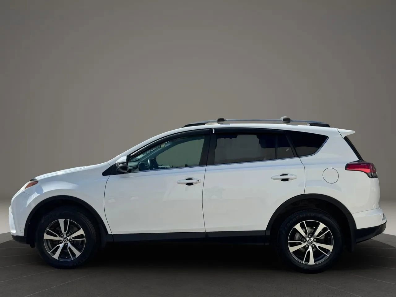 Used 2018 Toyota RAV4 XLE AWD/4WD image 2