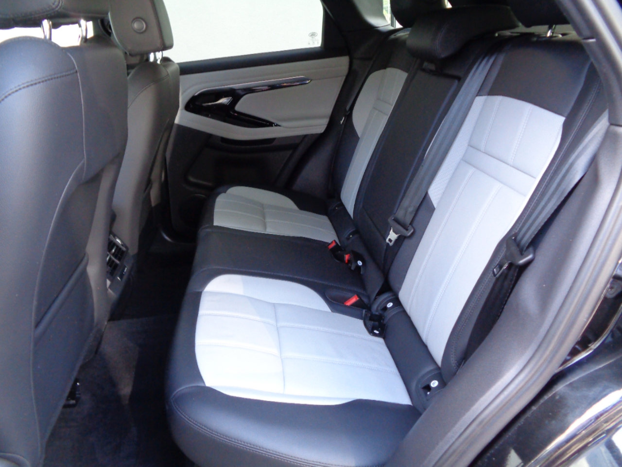 Used 2022 Land Rover Range Rover Evoque R-Dynamic SE image 17