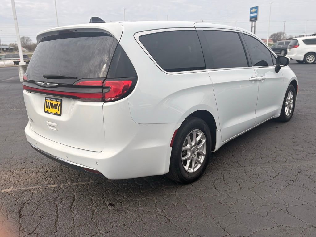 Used 2023 Chrysler Pacifica Touring-L image 5