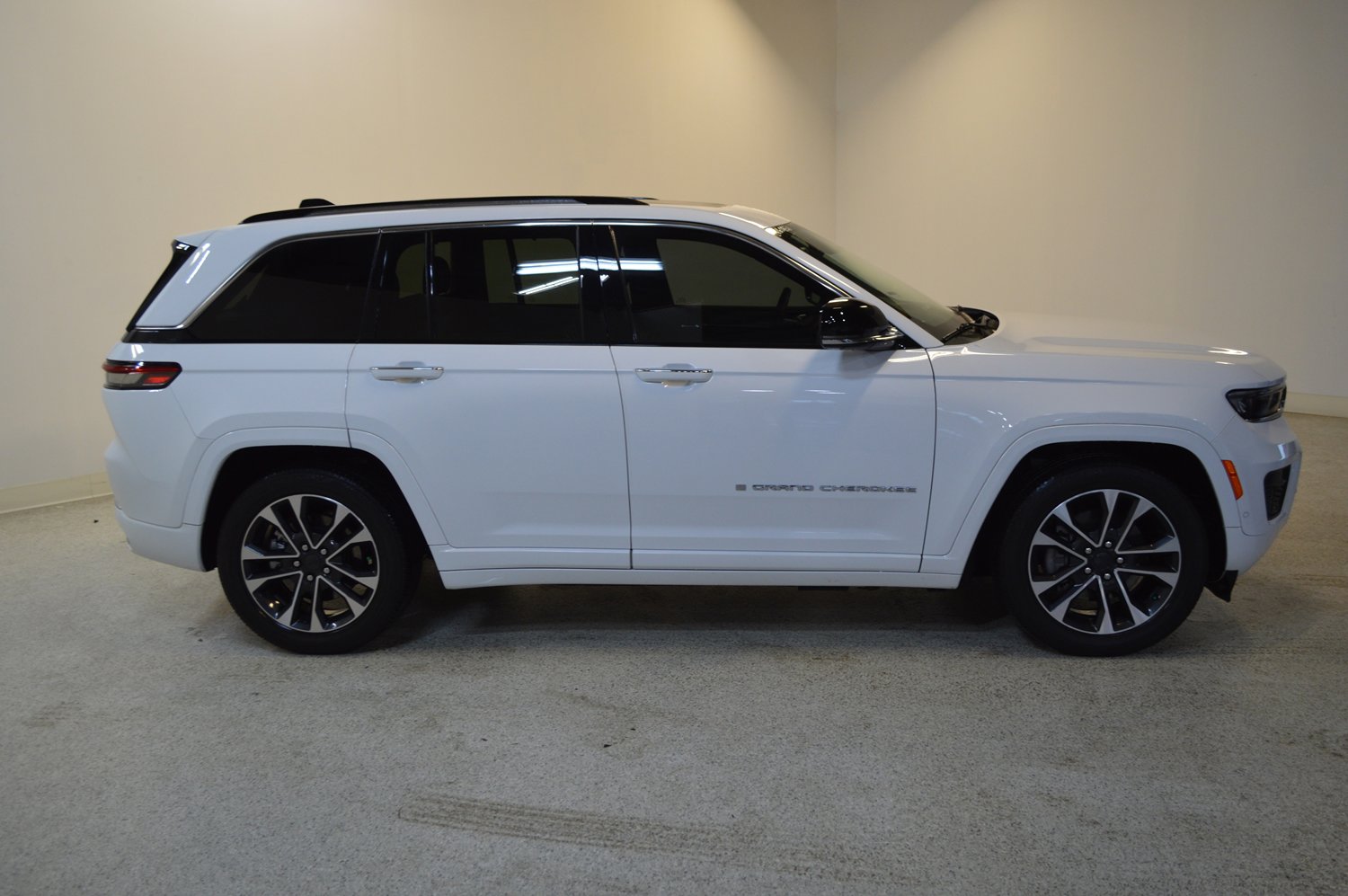 Used 2023 Jeep Grand Cherokee Overland w/ Advanced Protech Group III image 2