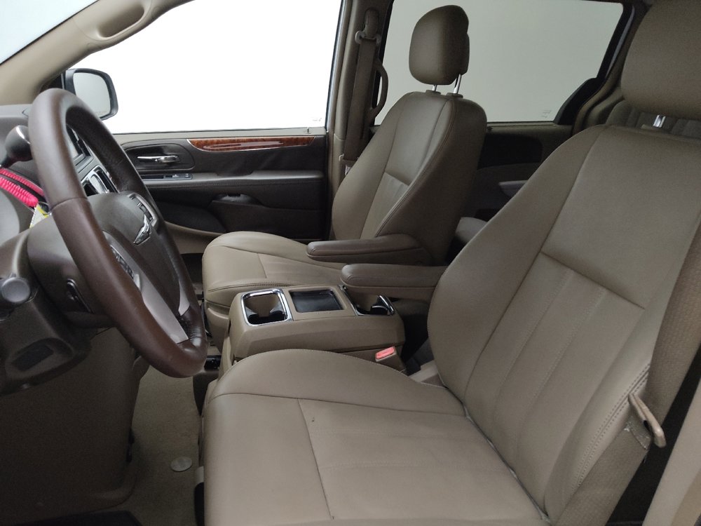 Used 2016 Chrysler Town & Country Touring w/ Driver Convenience Group image 17
