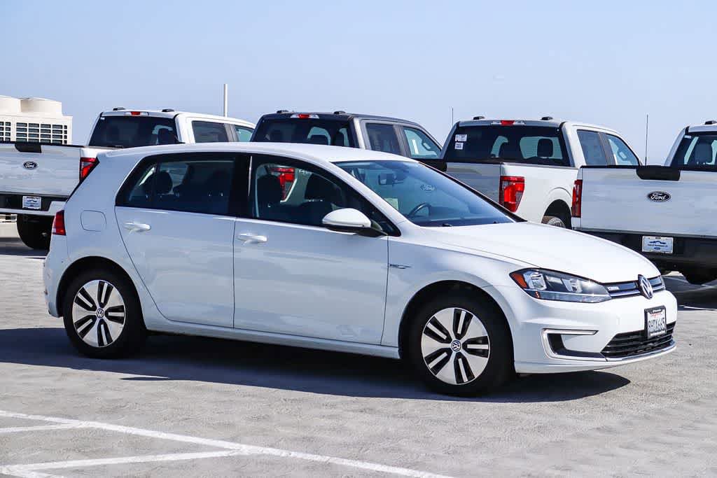 Used 2018 Volkswagen e-Golf SE FWD image 3